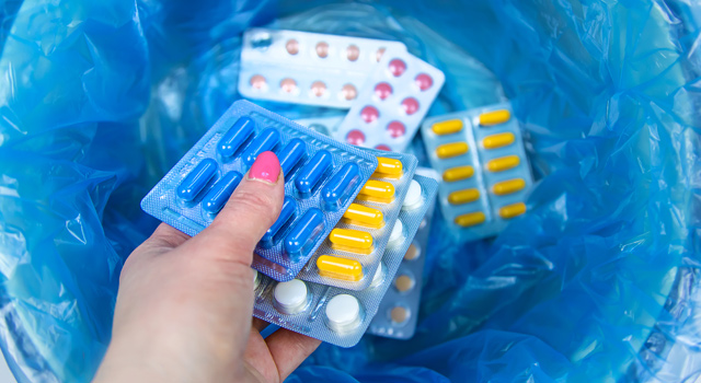 Throw-away-the-tablets-in-the-trash-bin-Disposal-of-unwanted-medicines